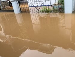 Pasang Laut “Menyerang” Pagi Buta, Penghuni Kontrakan Bahu Membahu Evakuasi Kulkas Milik Pemilik Kontrakan