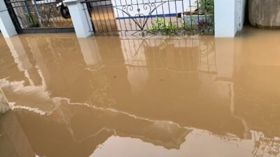"Banjir rob serang Jeruju pagi buta. Mahasiswa Perum 2 bahu membahu evakuasi kulkas pemilik kontrakan yang nyaris terendam. "