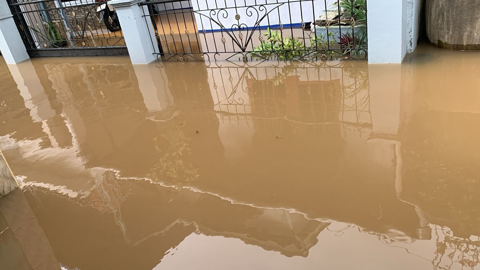 "Banjir rob serang Jeruju pagi buta. Mahasiswa Perum 2 bahu membahu evakuasi kulkas pemilik kontrakan yang nyaris terendam. "