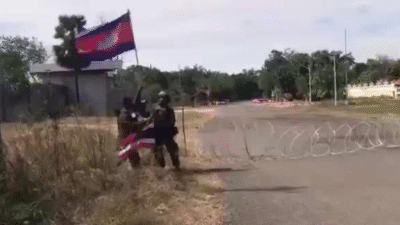 Personel militer Kamboja mengibarkan bendera negara di pos perbatasan Beung Trakuon menggantikan bendera Thailand dengan latar belakang kawat berduri. (Dok. Ist)