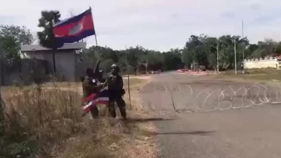Personel militer Kamboja mengibarkan bendera negara di pos perbatasan Beung Trakuon menggantikan bendera Thailand dengan latar belakang kawat berduri. (Dok. Ist)