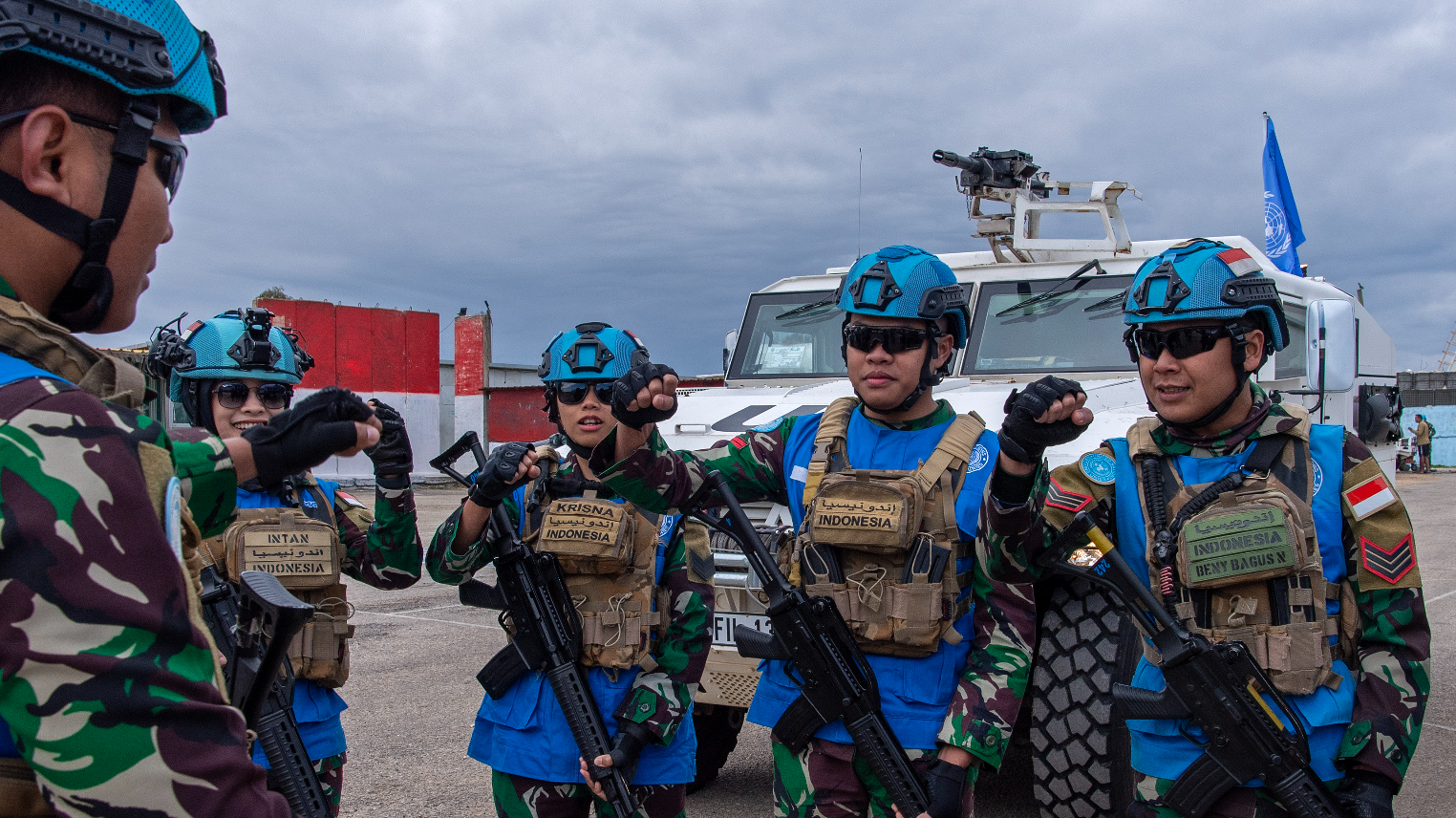 Personel pasukan perdamaian Indonesia (Kontingen Garuda) dengan helm biru khas PBB menunjukkan semangat kebersamaan di daerah misi. Indonesia kini tercatat sebagai kontributor pasukan terbesar ke-5 di dunia. (Dok. PBB)
