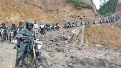 Ratusan prajurit TNI AD menggunakan motor trail berjibaku melewati jalan berlumpur dan sisa longsoran di jalur KKA Aceh Utara untuk mengantarkan bantuan beras ke Bener Meriah, Senin (22/12/2025). (Dok. HO/Faktakalbar.id)