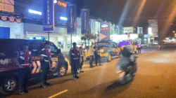 Mobil patroli Polres Ketapang bersiaga di titik rawan balap liar di Jalan Jenderal Sudirman saat kegiatan Patroli Dialogis malam hari. (Dok. HO/Faktakalbar.id)