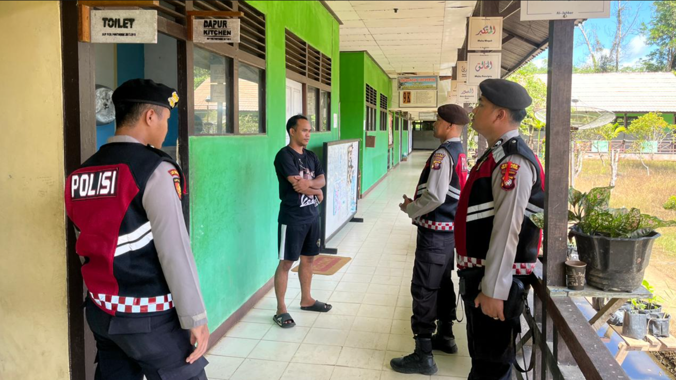 Personel Satgas Preventif Polres Kayong Utara melakukan patroli dialogis dengan menyambangi lingkungan pendidikan dan perkantoran guna mencegah gangguan Kamtibmas jelang Nataru, Selasa (23/12/2025). (Dok. HO/Faktakalbar.id)