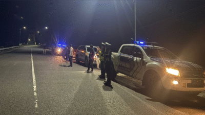 Personel Polres Ketapang melakukan patroli malam dan pemeriksaan kendaraan di kawasan Jembatan Pawan 5 guna mengantisipasi aksi balap liar, Selasa (16/12/2025). (Dok. HO/Faktakalbar.id)