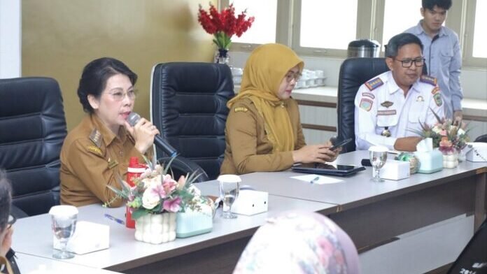 Suasana pelaksanaan Forum Satu Data Kota Singkawang Tahun 2025 yang digelar di Aula Bappeda untuk memperkuat tata kelola data pembangunan, Selasa (16/12/2025). (Dok. Diskominfo Singkawang)