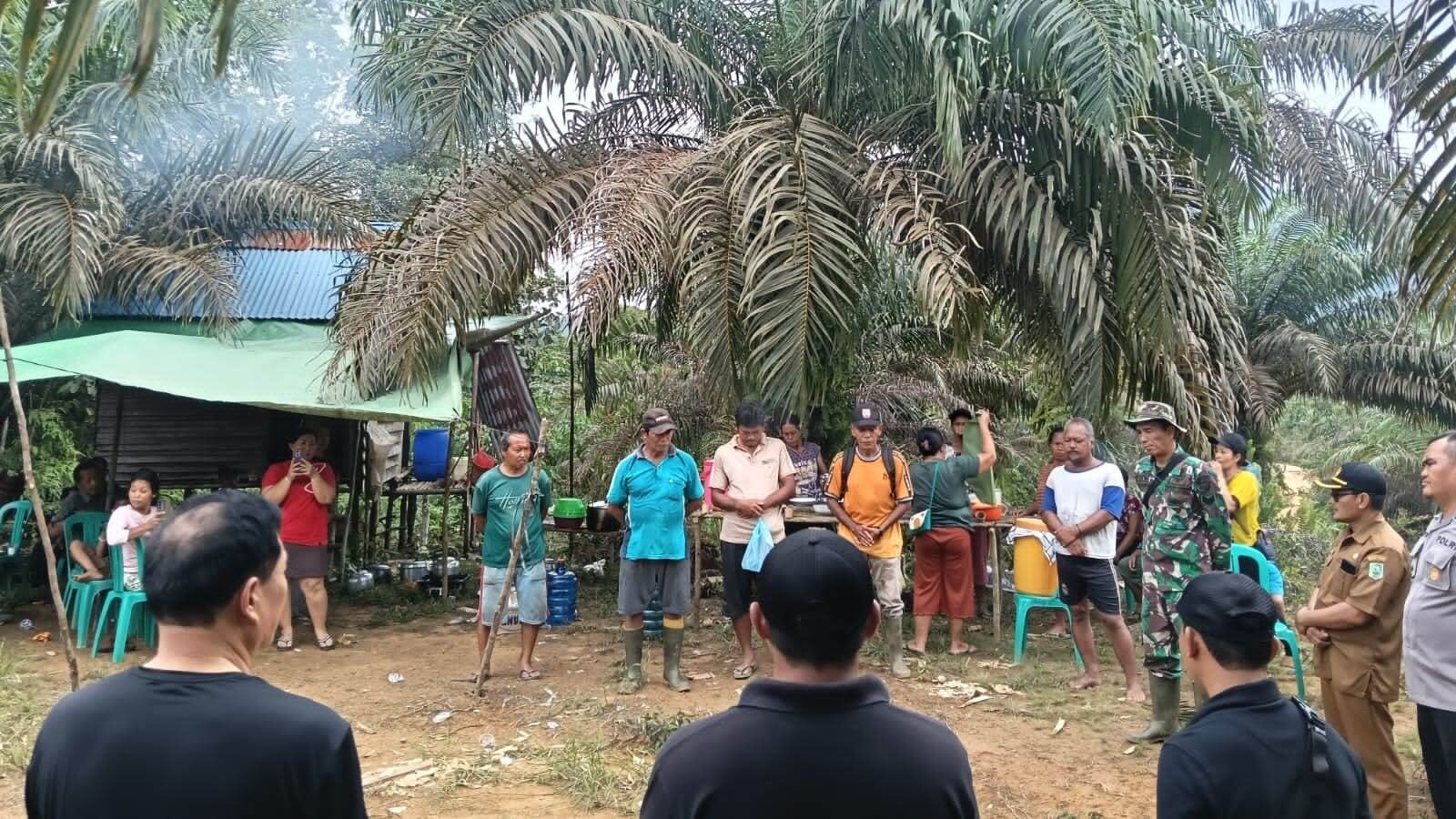 Suasana pelaksanaan ritual adat Dayak Ngudas yang digelar PT Kalmin di Dusun Sebandang sebelum memulai aktivitas eksplorasi tambang. (Dok. HO/Faktakalbar.id)