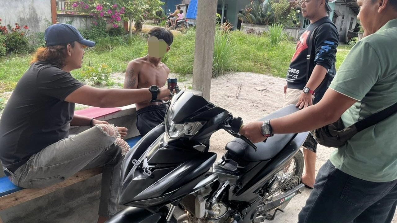 Petugas Satreskrim Polres Landak saat mengamankan pelaku pencurian kendaraan bermotor beserta barang bukti yang sudah diubah warnanya, Senin (29/12/2025).