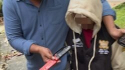 Personel Unit Jatanras Satreskrim Polres Landak saat mengamankan pelaku dan barang bukti kasus penganiayaan yang terjadi di Pasar Rakyat Ngabang, Selasa (9/12/2025).