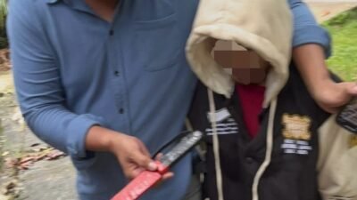 Personel Unit Jatanras Satreskrim Polres Landak saat mengamankan pelaku dan barang bukti kasus penganiayaan yang terjadi di Pasar Rakyat Ngabang, Selasa (9/12/2025).