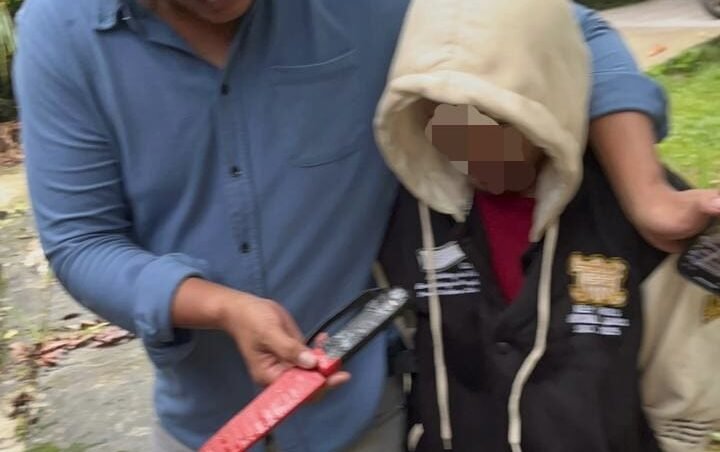 Personel Unit Jatanras Satreskrim Polres Landak saat mengamankan pelaku dan barang bukti kasus penganiayaan yang terjadi di Pasar Rakyat Ngabang, Selasa (9/12/2025).