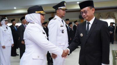 Wali Kota Pontianak, Edi Rusdi Kamtono (kanan), memberikan ucapan selamat kepada Wulanda Anjaswari (kiri) usai melantiknya sebagai Camat Pontianak Selatan di Aula SSA Kantor Wali Kota, Rabu (31/12/2025). (Dok. HO/Faktakalbar.id)