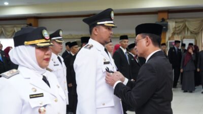 Wali Kota Pontianak, Edi Rusdi Kamtono, saat menyematkan tanda jabatan kepada salah satu pejabat baru dalam upacara pelantikan di Aula SSA Kantor Wali Kota, Rabu (31/12/2025). Edi meminta para pejabat tidak menunggu masalah viral baru bekerja. (Dok. HO/Faktakalbar.id)
