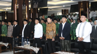 Jajaran pengurus JKSN Kalbar dan pejabat pemerintah berdiri menyanyikan lagu kebangsaan dalam acara pelantikan di aula gedung pemerintahan. (Dok. HO/Faktakalbar.id)