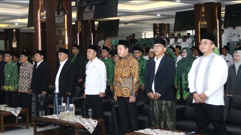 Jajaran pengurus JKSN Kalbar dan pejabat pemerintah berdiri menyanyikan lagu kebangsaan dalam acara pelantikan di aula gedung pemerintahan. (Dok. HO/Faktakalbar.id)