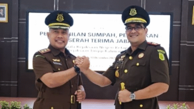 Kajati Kalbar Emilwan Ridwan dan Kajari Ketapang Ricky Febriandi bersalaman komando mengenakan seragam dinas upacara kejaksaan. (Dok. HO/Faktakalbar.id)