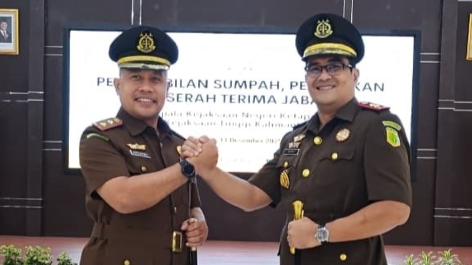 Kajati Kalbar Emilwan Ridwan dan Kajari Ketapang Ricky Febriandi bersalaman komando mengenakan seragam dinas upacara kejaksaan. (Dok. HO/Faktakalbar.id)