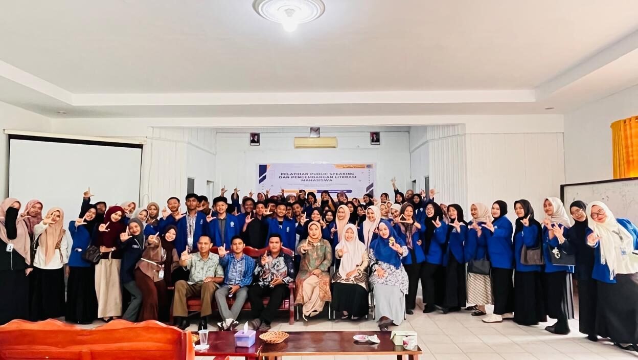 Foto bersama narasumber, dosen, dan mahasiswa usai kegiatan Pelatihan Public Speaking dan Pengembangan Literasi Mahasiswa di kampus STAI Al-Haudl Ketapang, Jumat (19/12/2025).