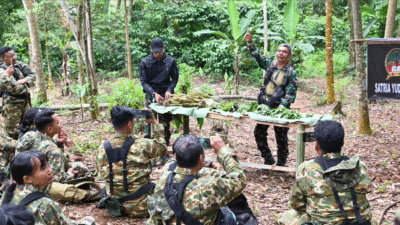 Pelatih dari Menlatpur Kostrad memberikan materi tentang pengenalan botani dan cara bertahan hidup dengan memanfaatkan sumber daya alam kepada awak media di Sanggabuana, Karawang, Kamis (18/12/2025). (Dok. Kemhan RI)