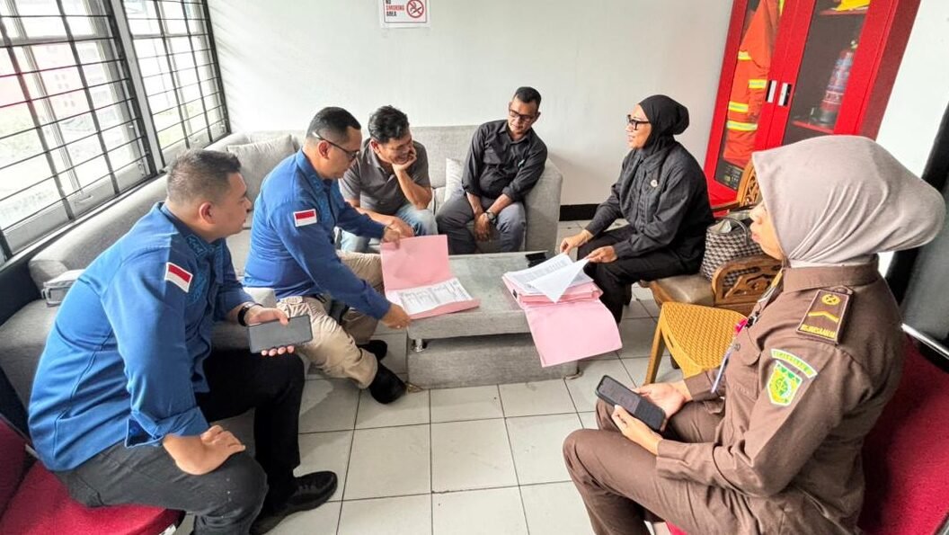 Petugas Kejaksaan saat memproses pelimpahan tersangka dan barang bukti (Tahap II) kasus dugaan korupsi dana hibah gereja di Kantor Kejari Sintang, Kamis (18/12/2025).