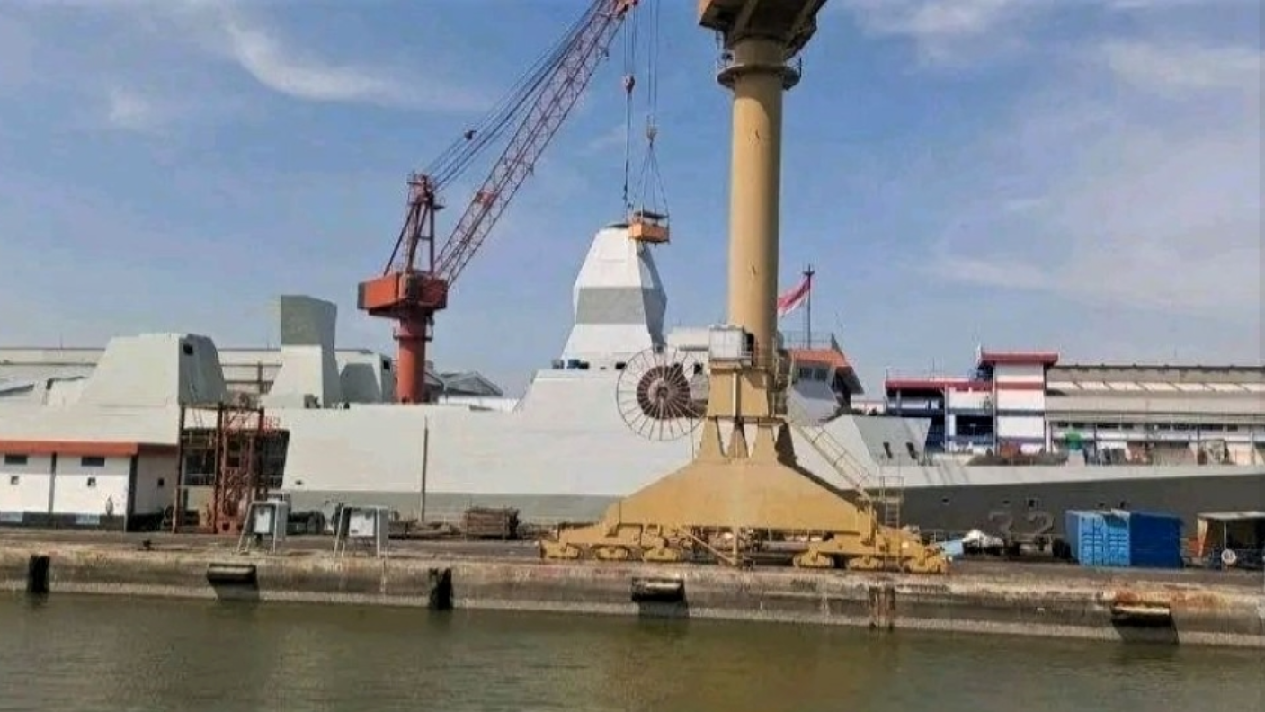 Penampakan Frigate Merah Putih Arrowhead-140, KRI Balaputradewa (322), di fasilitas galangan kapal PT PAL Indonesia sebelum peluncuran resmi, Kamis (18/12/2025). (Dok. HO/Faktakalbar.id)