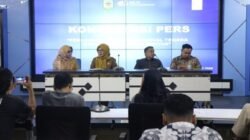 Sekretaris Daerah Kota Singkawang, Dwi Yanti, bersama jajaran BPJS Ketenagakerjaan saat meluncurkan program jaminan perlindungan sosial bagi pekerja rentan di Kantor Walikota, Senin (15/12).