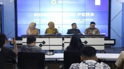 Sekretaris Daerah Kota Singkawang, Dwi Yanti, bersama jajaran BPJS Ketenagakerjaan saat meluncurkan program jaminan perlindungan sosial bagi pekerja rentan di Kantor Walikota, Senin (15/12).