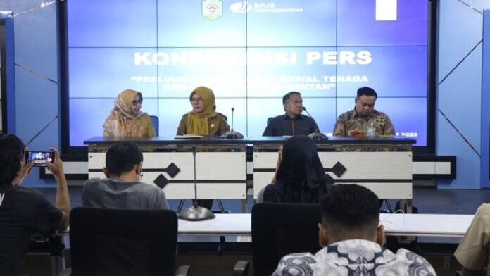 Sekretaris Daerah Kota Singkawang, Dwi Yanti, bersama jajaran BPJS Ketenagakerjaan saat meluncurkan program jaminan perlindungan sosial bagi pekerja rentan di Kantor Walikota, Senin (15/12).