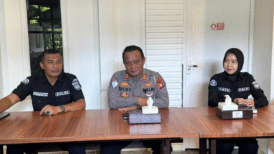 KBO Ditlantas Polda Kalbar AKBP Riki Renerika Riyanto memaparkan hasil Operasi Zebra Kapuas 2025 kepada awak media di Pontianak. (Dok. HO/Faktakalbar.id)