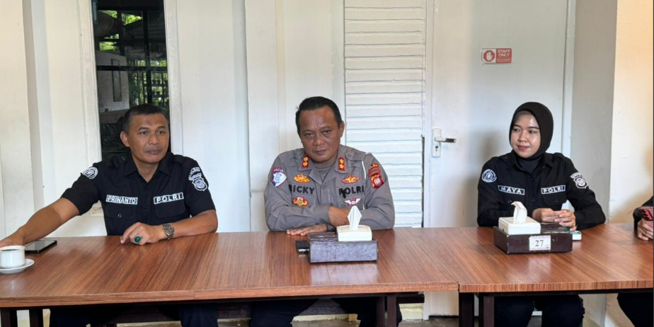 KBO Ditlantas Polda Kalbar AKBP Riki Renerika Riyanto memaparkan hasil Operasi Zebra Kapuas 2025 kepada awak media di Pontianak. (Dok. HO/Faktakalbar.id)