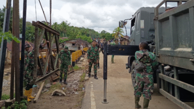 Prajurit TNI AD merakit kerangka baja Jembatan Bailey menggunakan bantuan truk crane di lokasi terdampak bencana alam. (Dok. HO/Faktakalbar.id)