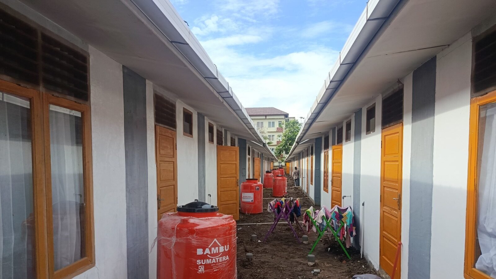 Kondisi hunian sementara (huntara) di Kampung Nelayan, Kecamatan Koto Tangah, Kota Padang, Provinsi Sumatera Barat (13/12)