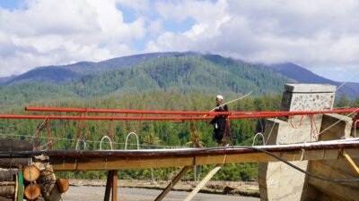 Warga Desa Penomon Jaya bergotong royong membuat jembatan sementara di Jembatan Atu Peltak di Kecamatan Rikit Gaib, Kabupaten Gayo Lues, Aceh, Rabu (24/12).