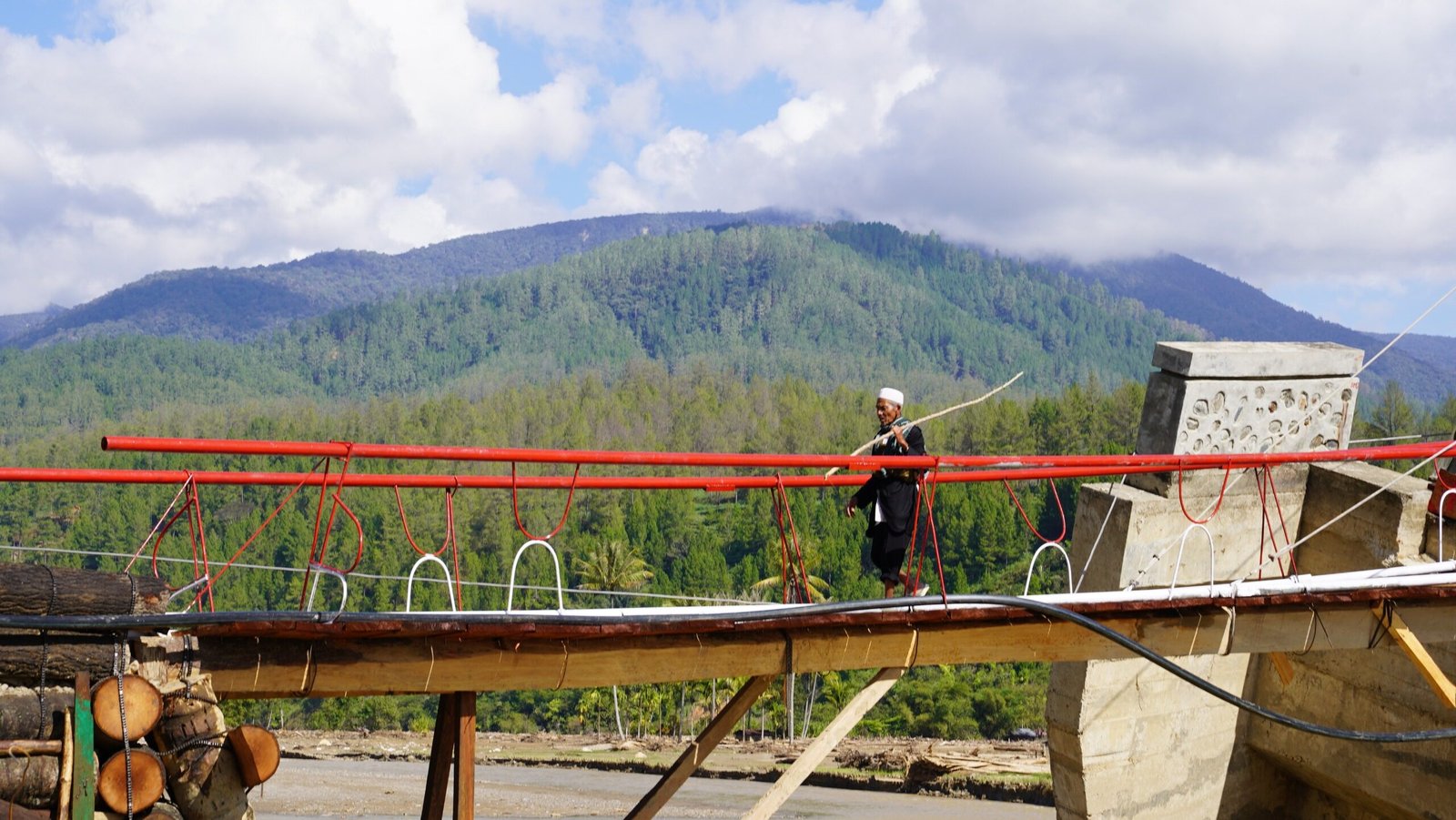 Warga Desa Penomon Jaya bergotong royong membuat jembatan sementara di Jembatan Atu Peltak di Kecamatan Rikit Gaib, Kabupaten Gayo Lues, Aceh, Rabu (24/12).