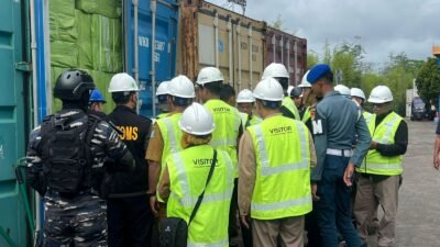 Petugas gabungan dari TNI AL, BAIS, dan Bea Cukai saat melakukan pemeriksaan fisik terhadap isi kontainer yang dibongkar paksa di Pelabuhan Dwikora Pontianak, Selasa (9/12/2025).