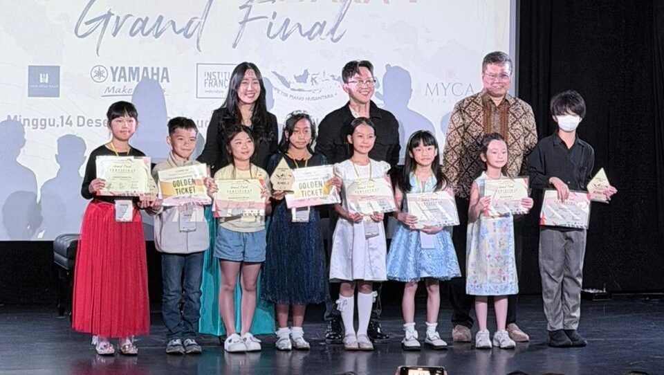 Para pemenang saat menerima penghargaan di panggung Institut Français d’Indonésie (IFI) Jakarta, Minggu (14/12/2025). Tiga wakil Pontianak sukses memborong gelar juara.