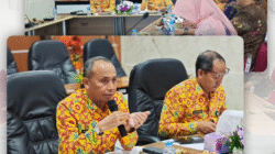 Sekda Ketapang Repalianto memimpin rapat koordinasi penyaluran bantuan dana BTT untuk korban banjir di Aceh, Sumut, dan Sumbar. (Dok. HO/Faktakalbar.id)