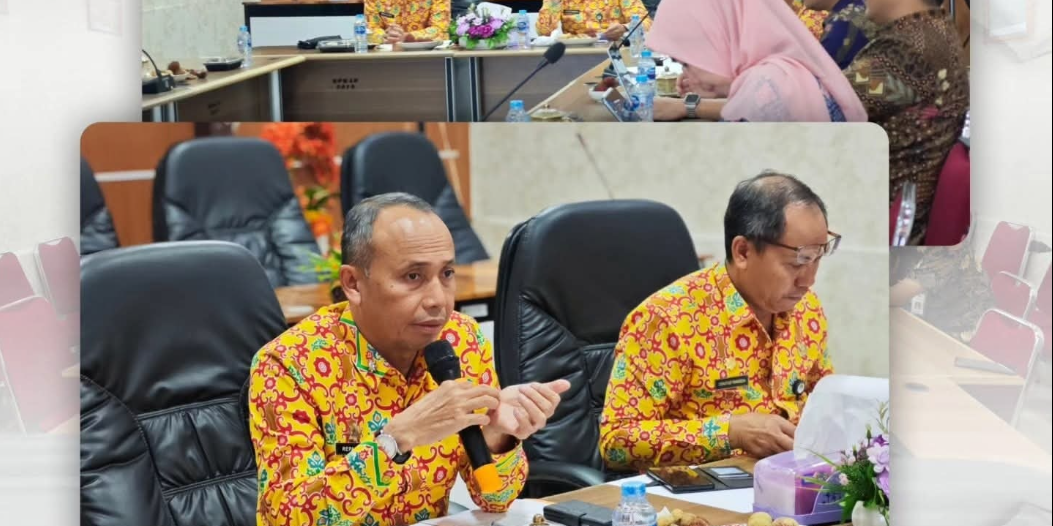 Sekda Ketapang Repalianto memimpin rapat koordinasi penyaluran bantuan dana BTT untuk korban banjir di Aceh, Sumut, dan Sumbar. (Dok. HO/Faktakalbar.id)