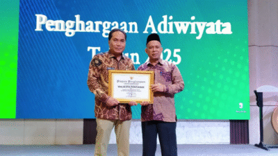 Asisten Pemerintahan dan Kesra Sekda Kota Pontianak, Ismail (kiri), mewakili Wali Kota Pontianak menerima piagam Penghargaan Adiwiyata Provinsi Kalbar Tahun 2025 di Hotel Golden Tulip, Kamis (18/12/2025). (Dok. HO/Faktakalbar.id)