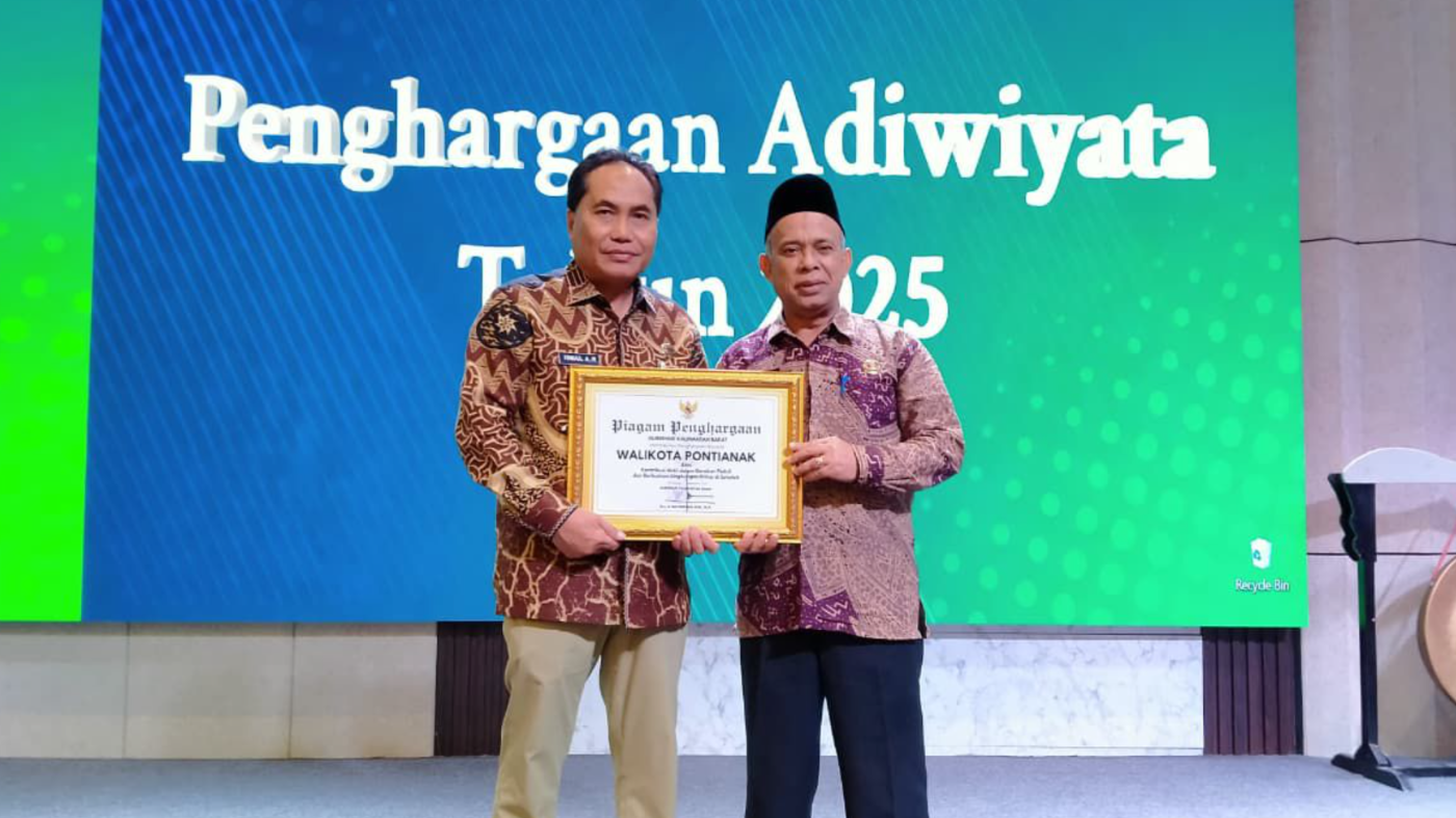 Asisten Pemerintahan dan Kesra Sekda Kota Pontianak, Ismail (kiri), mewakili Wali Kota Pontianak menerima piagam Penghargaan Adiwiyata Provinsi Kalbar Tahun 2025 di Hotel Golden Tulip, Kamis (18/12/2025). (Dok. HO/Faktakalbar.id)