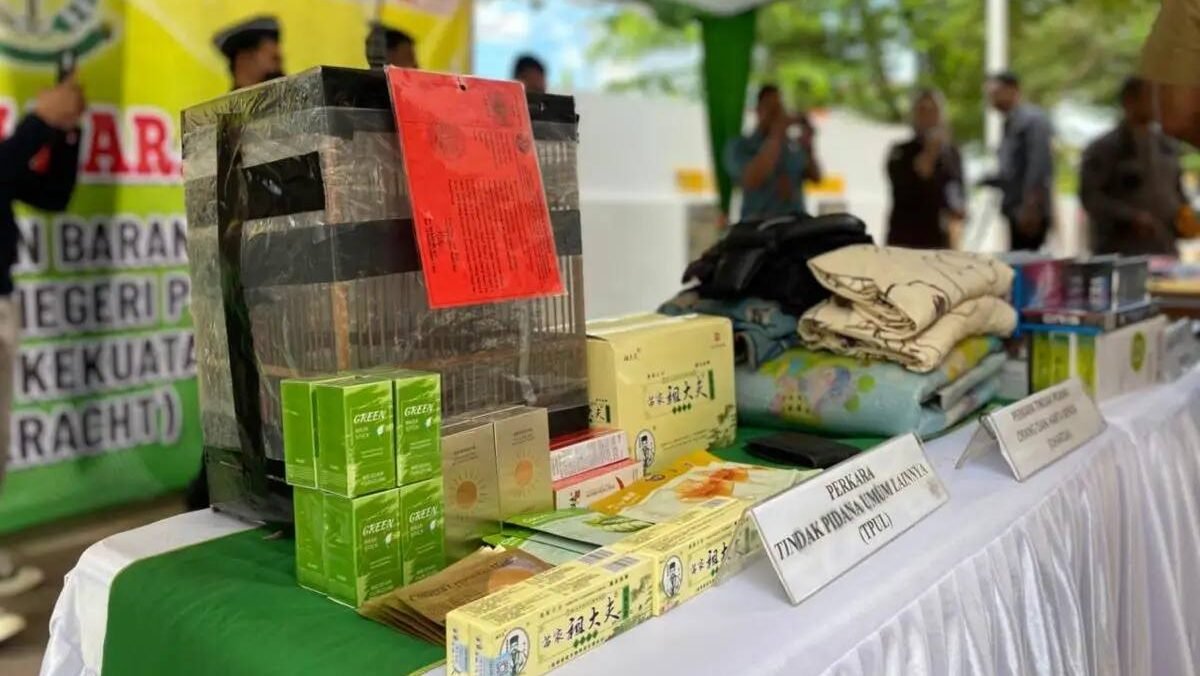 Sejumlah produk kecantikan (skincare) ilegal tanpa izin edar yang menjadi barang bukti tindak pidana turut dimusnahkan oleh Kejaksaan Negeri Pontianak, Kamis (4/12/2025).