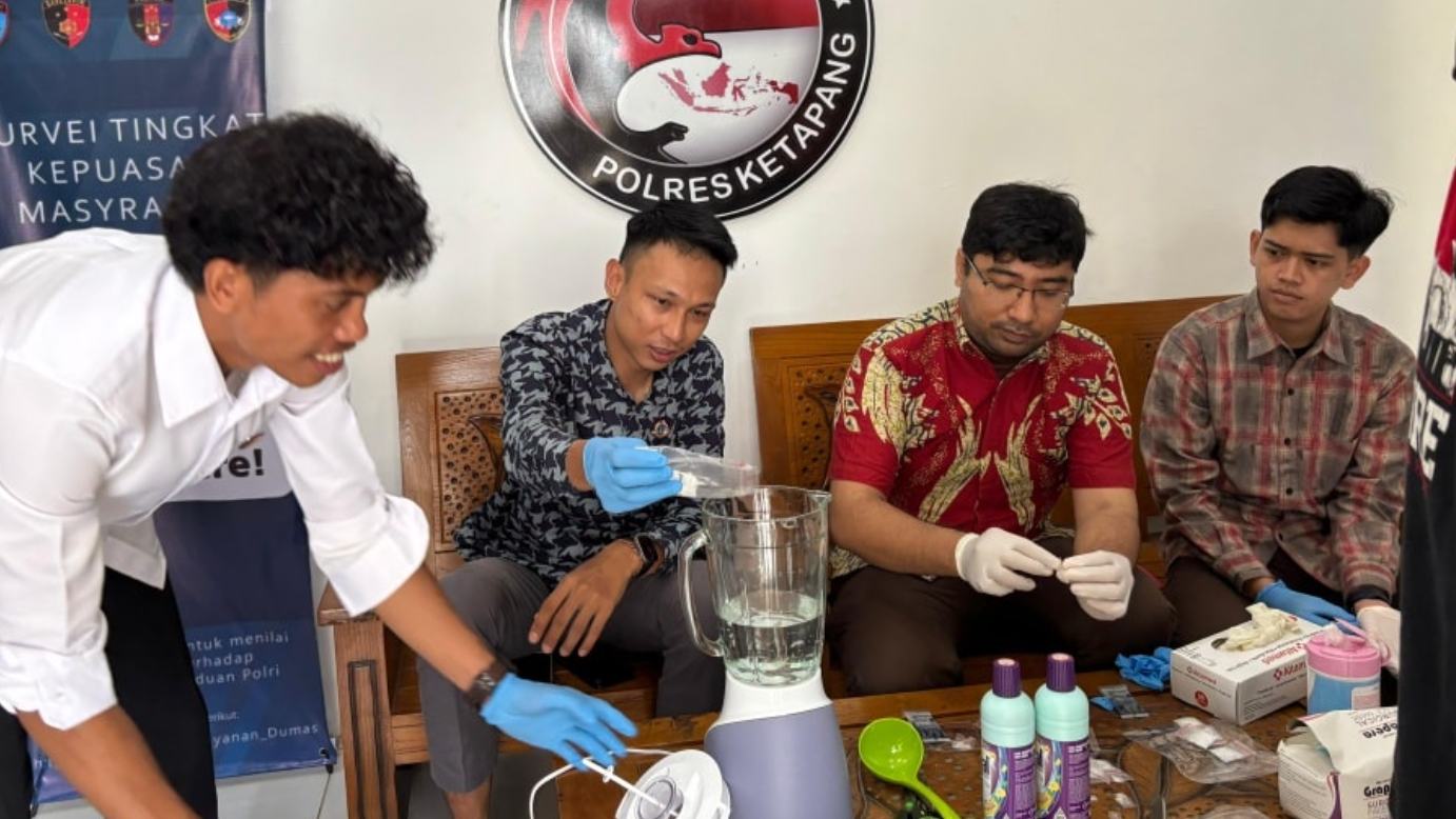 Personel Sat Res Narkoba Polres Ketapang melakukan pemusnahan barang bukti narkotika jenis sabu dengan cara dilarutkan menggunakan blender, disaksikan oleh perwakilan instansi terkait, Jumat (19/12/2025). (Dok. HO/Faktakalbar.id)