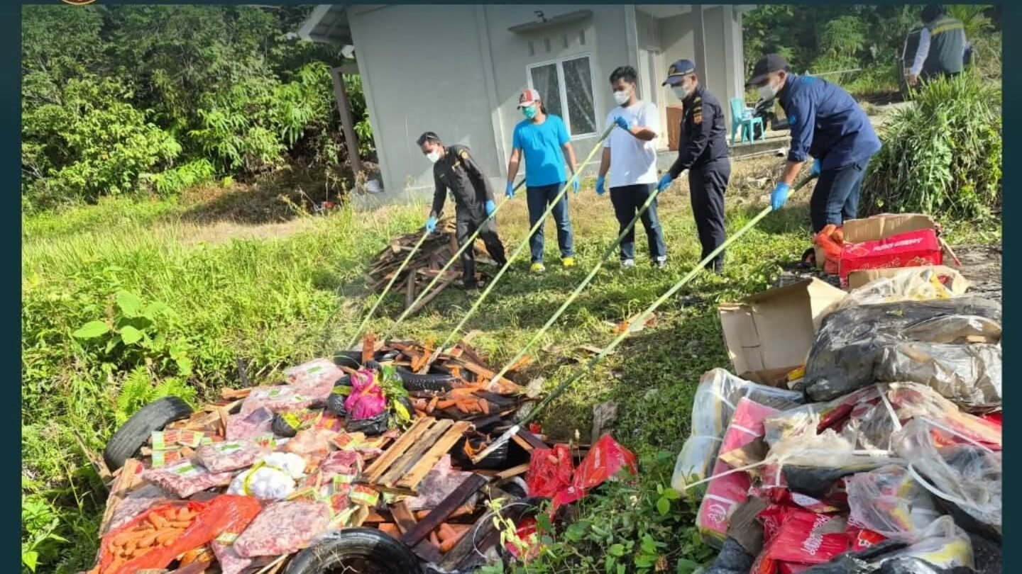 Petugas Karantina Kalbar Satpel Entikong bersama instansi terkait melakukan pemusnahan ribuan kilogram media pembawa ilegal dengan cara dibakar di liang lahat, sebagai upaya mencegah masuknya hama penyakit, Jumat (26/12). (Dok. HO/Faktakalbar.id)