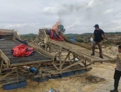 Gerebek Sungai Tanalo, Tim Gabungan Polda Riau Bakar 15 Rakit Dompeng Penambang Emas Ilegal