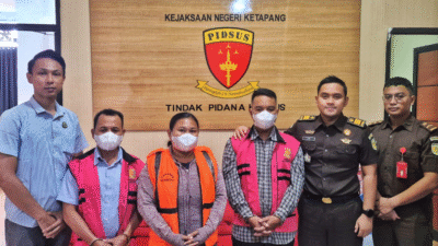 Dua dari tiga tersangka korupsi dana desa Riam Danau Kanan mengenakan rompi tahanan merah muda didampingi jaksa di Kantor Kejari Ketapang. (Dok. Ist)