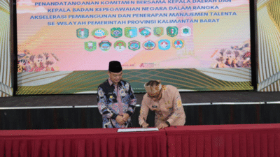 Gubernur Kalbar Ria Norsan dan Kepala BKN Zudan Arif Fakrulloh menandatangani komitmen penerapan manajemen talenta ASN di Pendopo Gubernur. (Dok. HO/Faktakalbar.id)