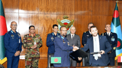 Delegasi militer Bangladesh dan perwakilan Leonardo Italia berjabat tangan dengan latar belakang bendera kedua negara usai penandatanganan kesepakatan alutsista. (Dok. Ist)