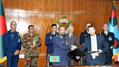 Delegasi militer Bangladesh dan perwakilan Leonardo Italia berjabat tangan dengan latar belakang bendera kedua negara usai penandatanganan kesepakatan alutsista. (Dok. Ist)