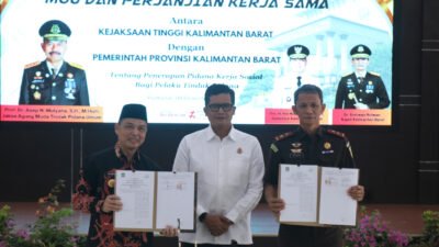 Kepala Kejati Kalbar, Emilwan Ridwan, dan Gubernur Kalbar, Ria Norsan, saat menandatangani nota kesepahaman terkait penerapan pidana kerja sosial di Pontianak, Kamis (4/12/2025).